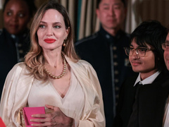 Джоли вышла в свет с любимым сыном, которому завещала большую часть своих денег