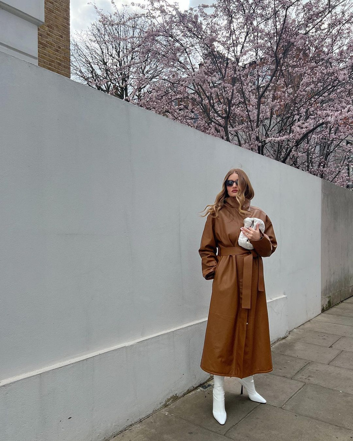 Кожаный плащ необычного цвета — лучшая покупка на весну: доказывает Роузи Хантингтон-Уайтли