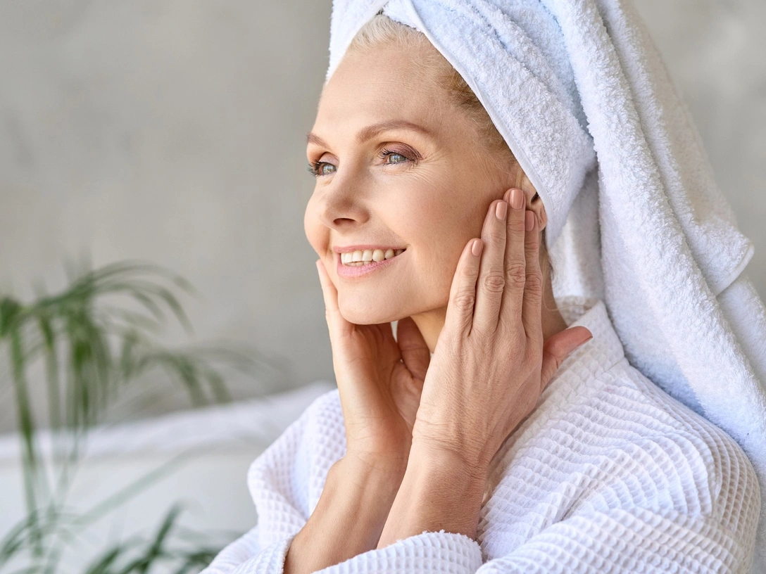Стирает возраст: бьюти-лайфхак для женщин старше 40, чтобы выглядеть моложе после сна | marieclaire.ru