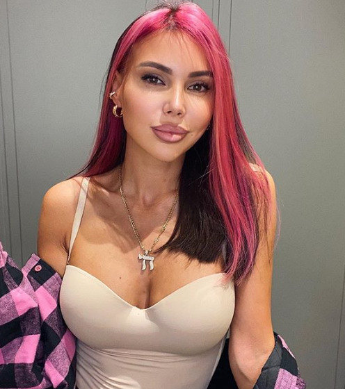 Оксана Самойлова перекрасила волосы в розовый цвет
