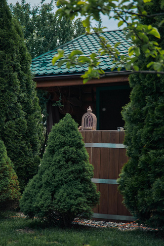 Никита Макаров начал возделывать свой сад пять лет назад в семейном угодье в центре Переславля-Залесского, «жемчужины» Золотого кольца, и считает его огромной зоной для творчества