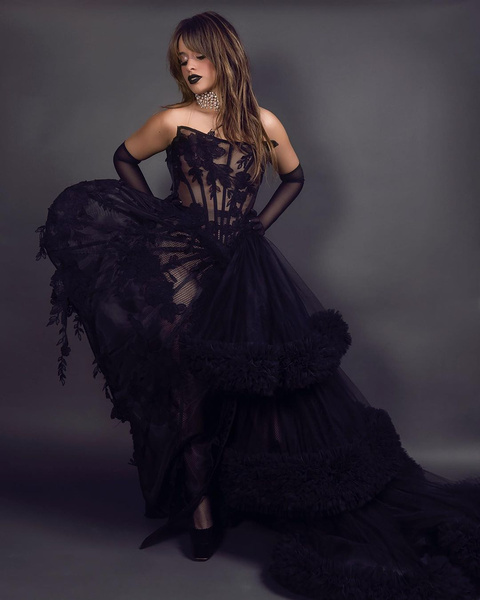 Черная помада + стразы — идея смелого и модного макияжа на Новый год 2023 от Камилы Кабелло