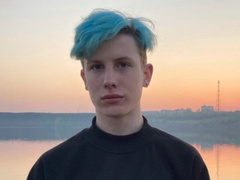 Российскому студенту занизили оценку диплома из-за его зеленых волос