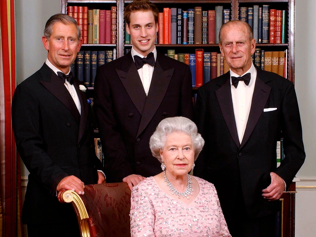 Елизавета II со своим супругом, принцем Филиппом, сыном Чарльзом и внуком Уильямом в Кларенс-Хаусе, июнь 2003 | marieclaire.ru