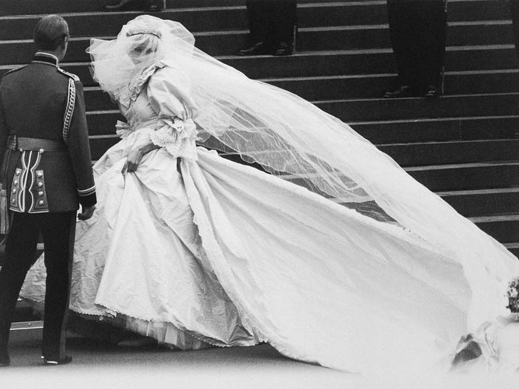 Почему дизайнер свадебного платья Дианы была в ужасе от своего творения