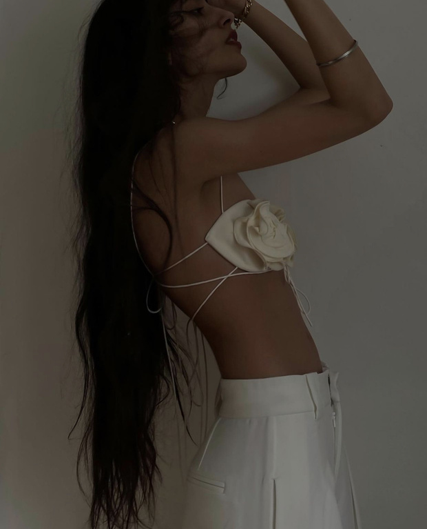 Фото №1 - Кремовые розы из шелка, которые Наташа носит на голое тело