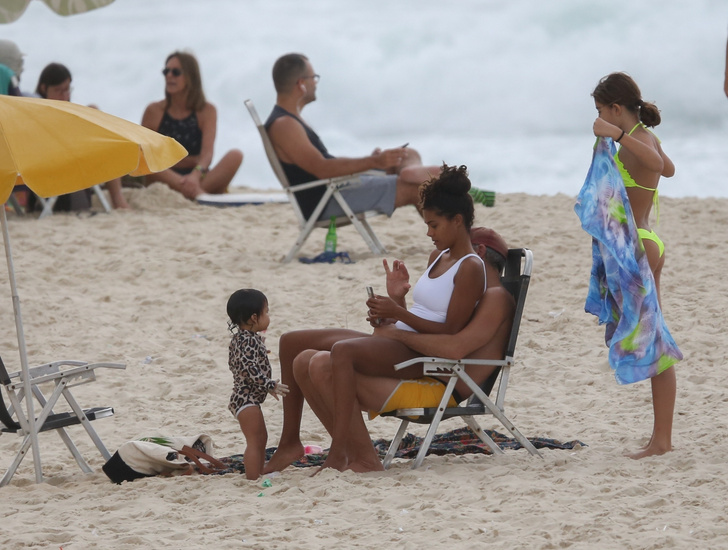 Тина Кунаки и Венсан Кассель с дочерью на пляже. Первые фото малышки Амазони