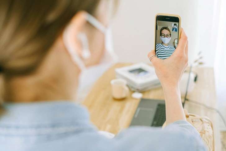 Как использовать FaceID на айфоне, если носишь маску | Источник: Pexels