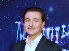 Сергей Безруков забрал жену из роддома – фото