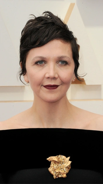 Мэгги Джилленхол (прямой потомок короля Англии Эдварда III и 19-юродная кузина королевы Елизаветы II)