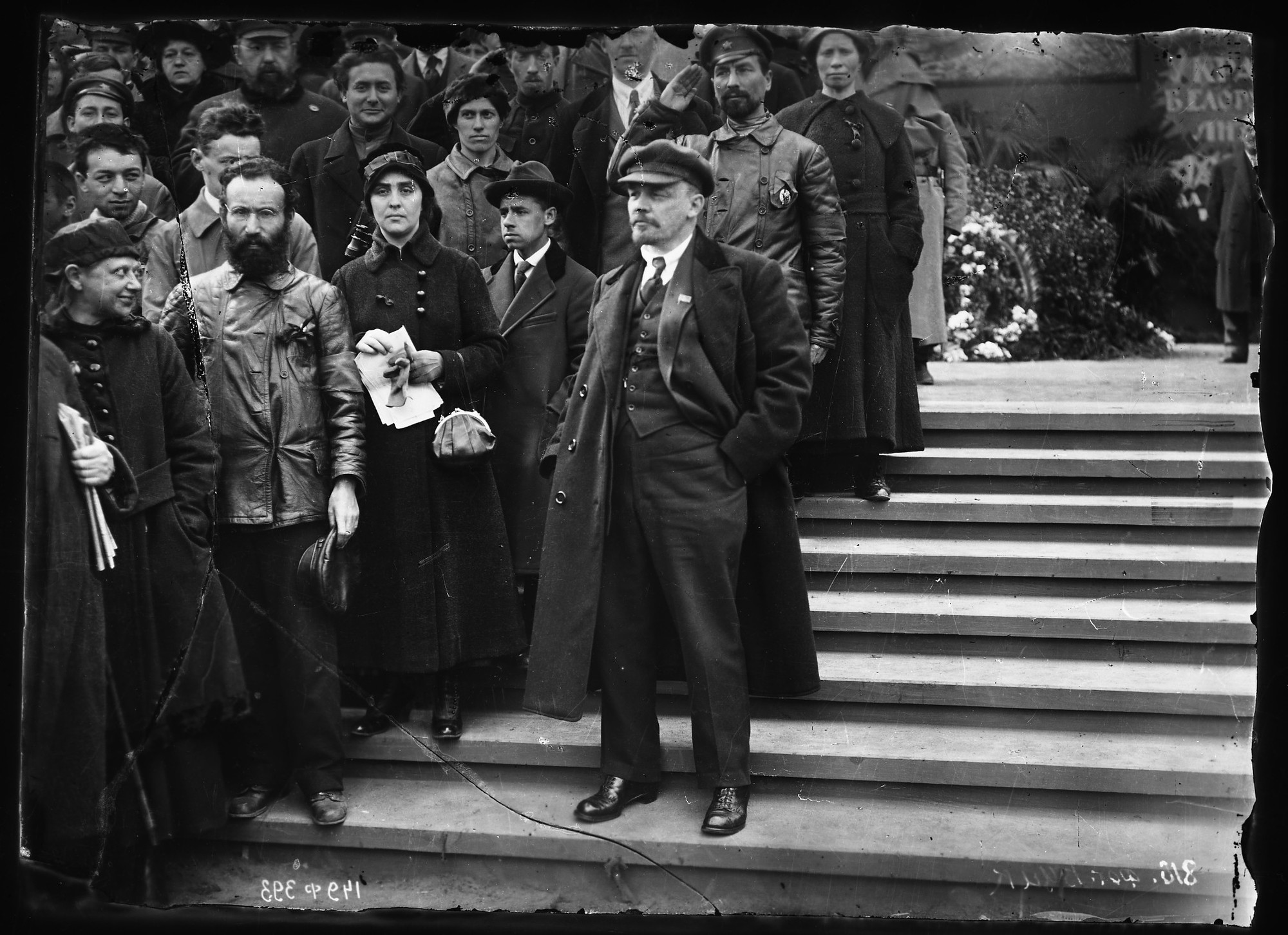Ленин во время революции. Ленин 1917. Ленин на красной площади во время Первомайской демонстрации в 1919г. Ленин в 1917 году. Ленин 1917 фото.