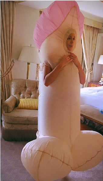 Кейт Бекинсэйл нарядилась в костюм гигантского пениса