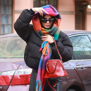 Какой шарф подойдет к черной куртке: подсматриваем у Эмили Ратаковски