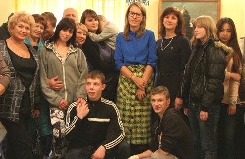 Ксения Собчак и Людмила Нарусова с воспитанниками детского дома