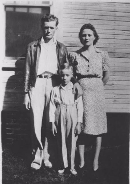 Элвис Пресли с родителями