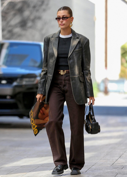Настоящая girlboss: Хейли Бибер покидает бизнес-встречу в Беверли-Хиллз в самом модном пиджаке весны 2023