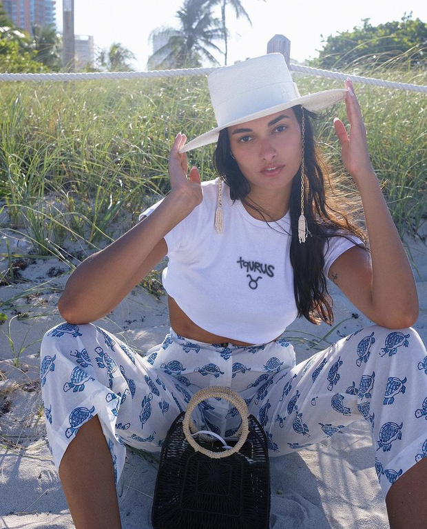 Фото №1 - Пижамные штаны — самая удобная и практичная вещь этого лета: бразильянка Жизель Оливейра показывает, с чем их носить