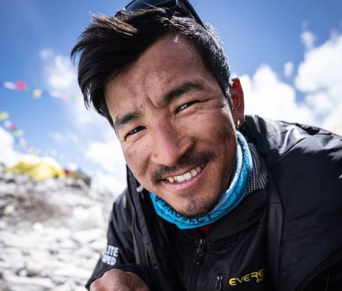 Вынес на себе из зоны смерти: как шерпа спас умиравшего на Эвересте альпиниста