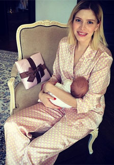 Елена Перминова с новорожденной дочерью