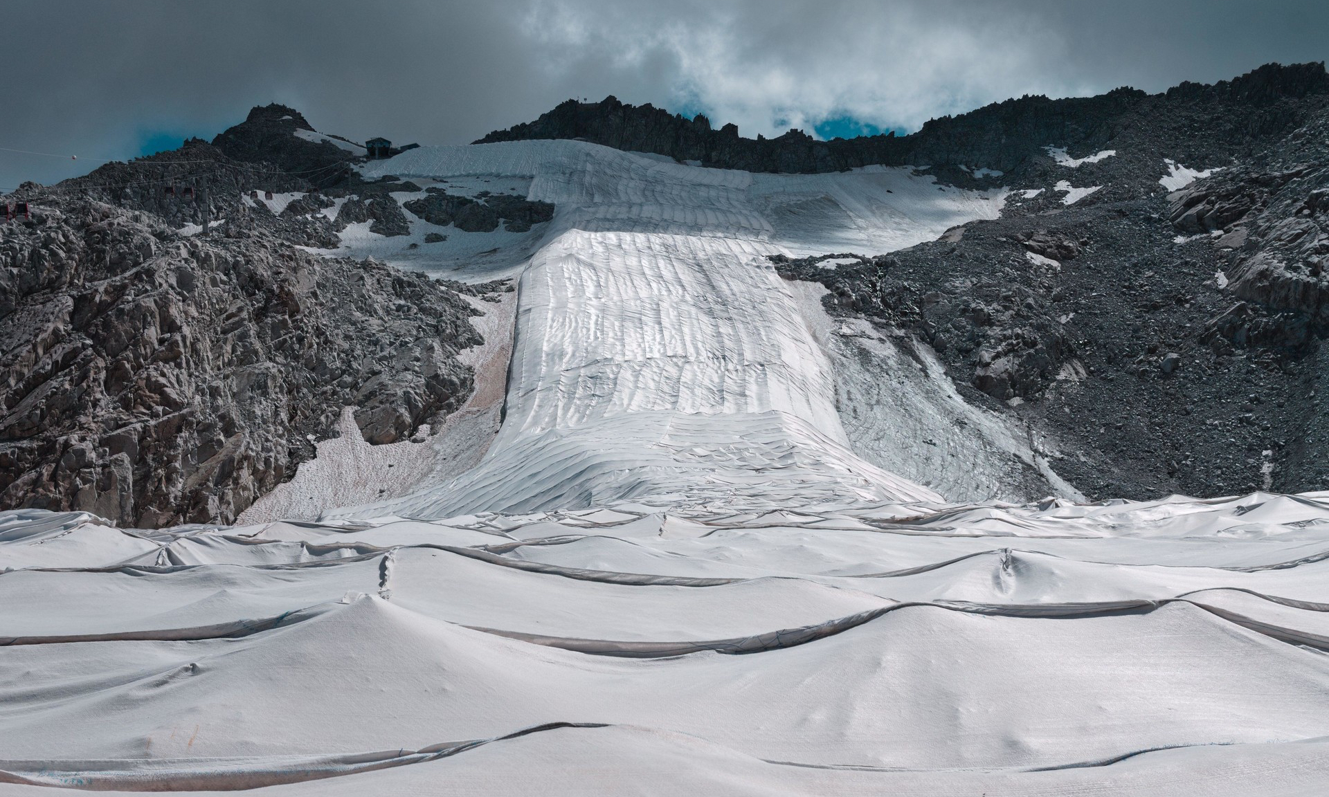 В Италии ледник накрыли брезентом, чтобы спасти его от таяния