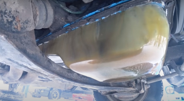 Русские мужики сделали мотор прозрачным, крепко заморозили автомобиль и проследили, как там ведет себя масло (видео)
