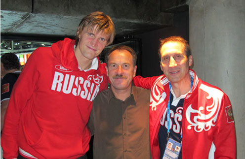 Андрей кириленко с отцом Геннадием Ивановичем (на фото в центре), который привел его в баскетбол