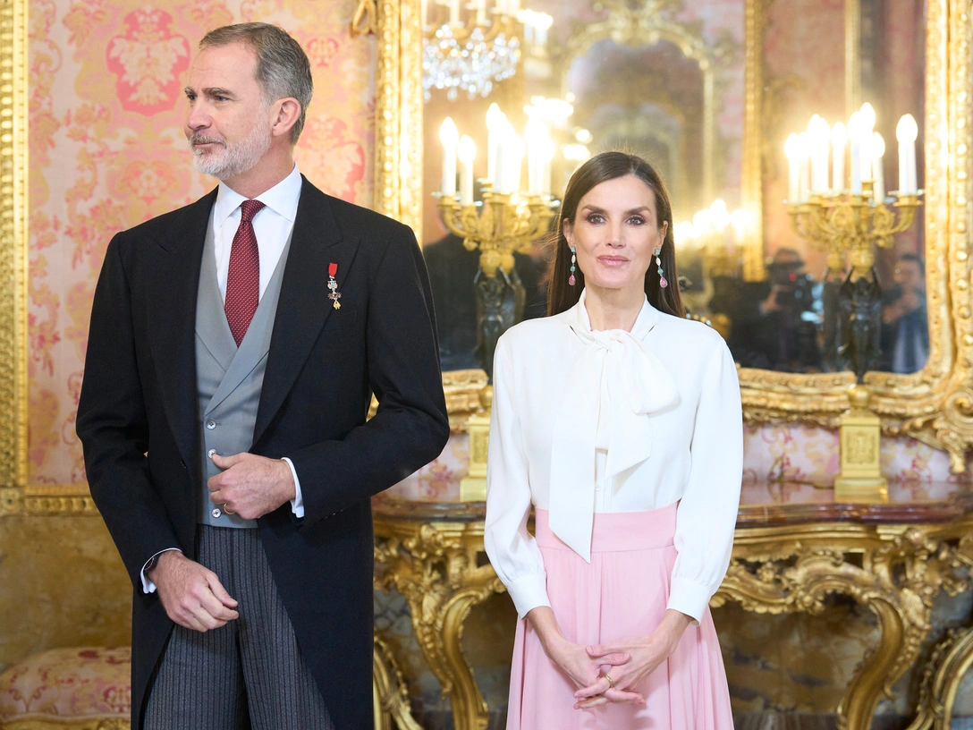 Король Филипп и королева Летиция посетила прием дипломатического корпуса в Королевском дворце в Мадриде, 25 января 2023 | marieclaire.ru