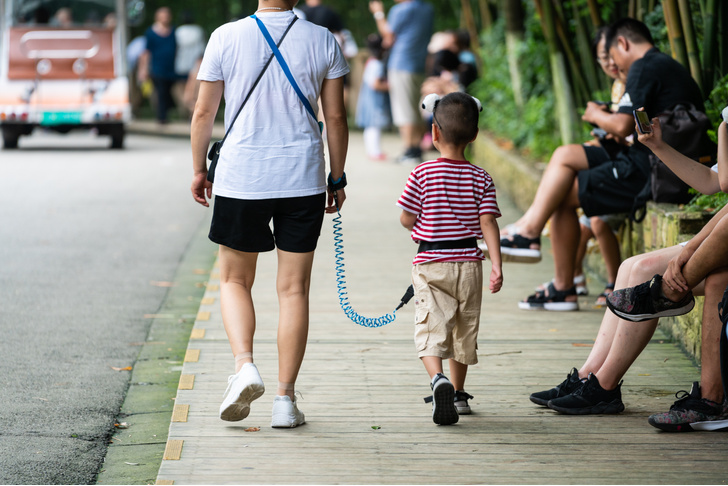 почему некоторые родители в Китае водят детей на поводке