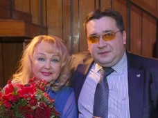 45-летний сын Натальи Гвоздиковой живет с мамой и водит женщин во время ее командировок