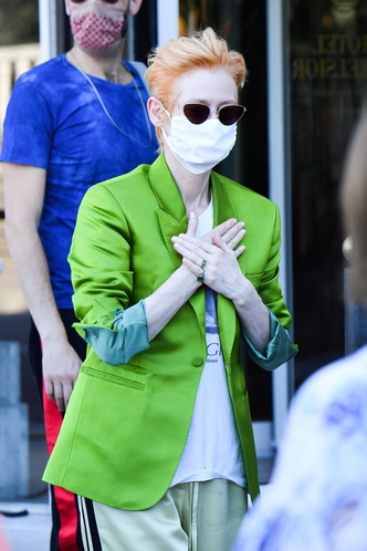 В зеленом атласе и футболке с очень личным посланием: новый образ Тильды Суинтон в Венеции
