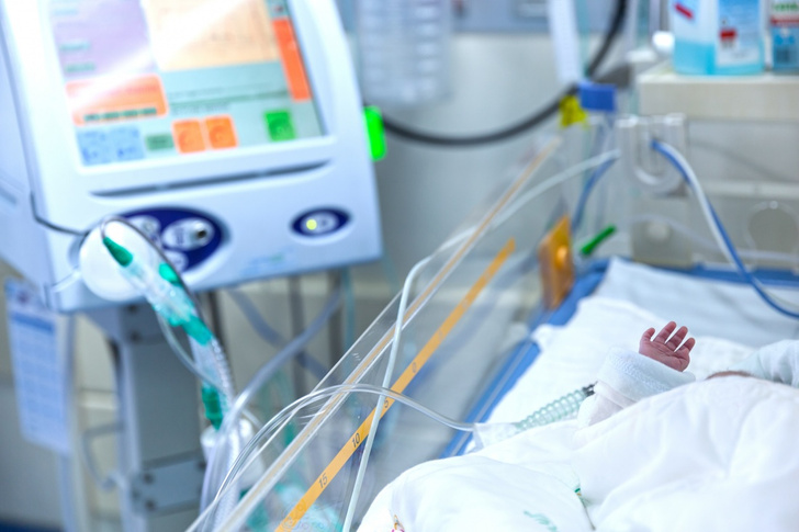 «Была надежда, что ребенок не сможет дышать»: врачи не знали, что делать с мальчиком, родившимся без мозга
