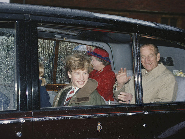 Любимый дедушка: 25 самых трогательных фото принца Филиппа с внуками