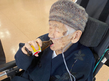Не говорить о прошлом и есть сладкое: названы привычки, которые помогли японке Канэ Танака дожить до 119 лет