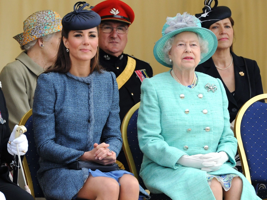 Герцогиня Кембриджская и Елизавета II наблюдают за детским спортивным мероприятием во время посещения парка Вернон в Ноттингеме, 13 июня 2012 | marieclaire.ru