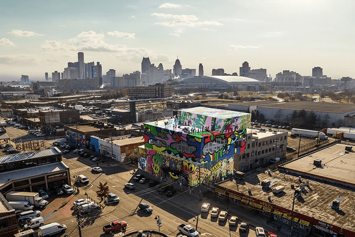 Стеклянный дом с граффити в Детройте