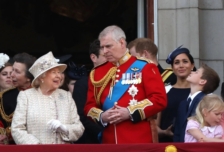 От Дианы до Кейт Миддлтон: самые яркие «балконные» кадры Trooping The Colour