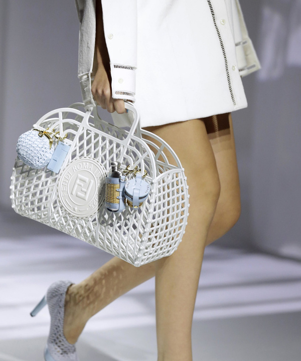 Крупным планом: плетеная сумка Fendi для пляжа
