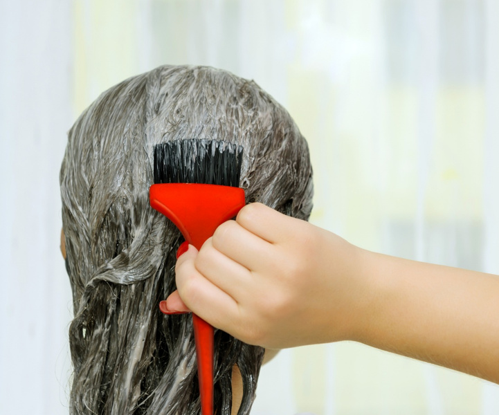 Как правильно покрасить волосы в домашних условиях: рассказывает эксперт