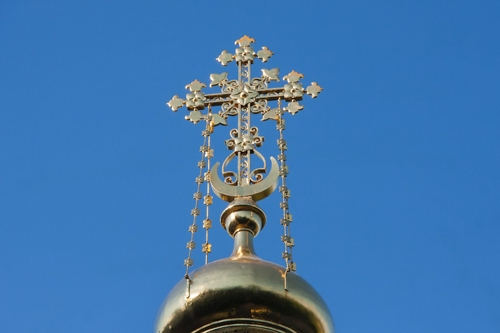 Почему на куполах православных храмов в основании креста встречается полумесяц?