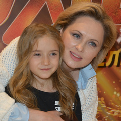 Елена Ксенофонтова устроила свою 10-летнюю дочь на работу