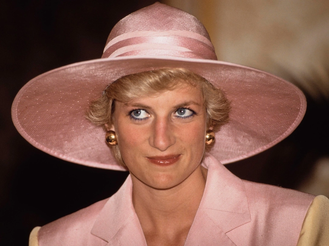 Принцесса Диана посещает школу для глухонемых в Яунде, Камерун, март 1990 | marieclaire.ru