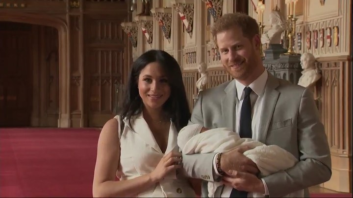 Фото и видео: Меган Маркл и принц Гарри показали ребенка