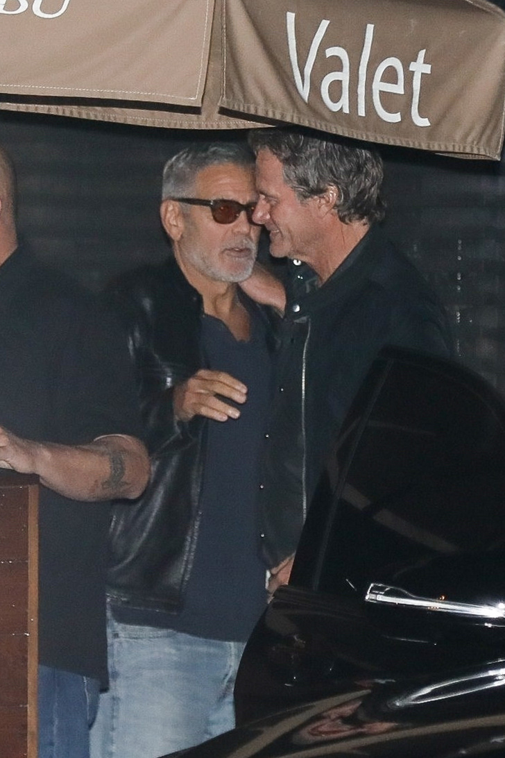 Амаль Клуни и Синди Кроуфорд оделись абсолютно идентично для похода в ресторан с мужьями. И обе выглядят бесподобно!
