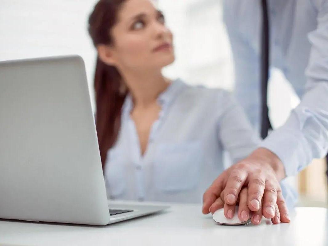 Домогательства на работе: можно ли наказать обидчика по закону? | marieclaire.ru