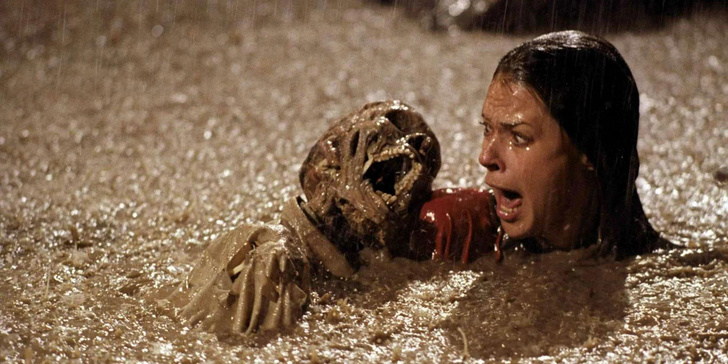 Человеческие скелеты в бассейне Фрилингов были настоящими, но актриса Джобет Уильямс узнала об этом только после того, как сцена была снята.