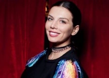 Анна Седокова удивила округлившимся животиком