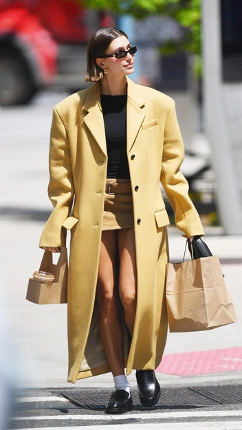 Сногсшибательна: Хейли Бибер в стильном образе показала главный цвет сезона | marieclaire.ru