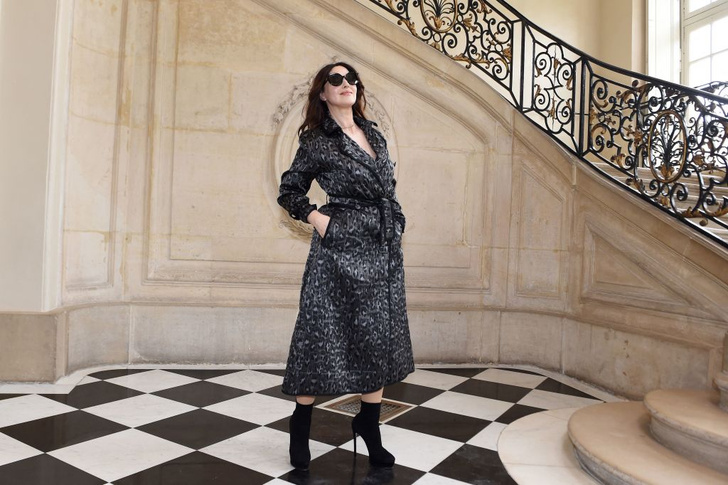 Моника Беллуччи в леопардовом тренче на голое тело на кутюрном показе Dior