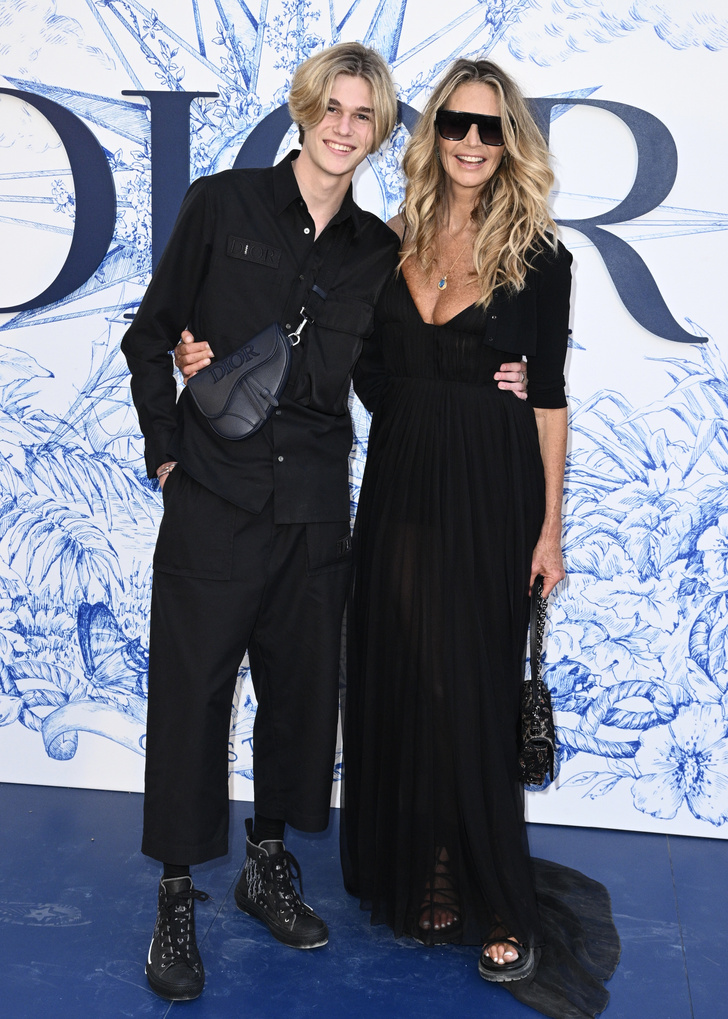 Красота в превосходной степени: супермодель девяностых Эль Макферсон приехала на показ Dior вместе со взрослым сыном
