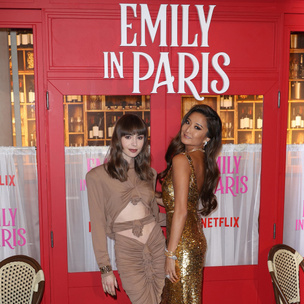 Длинное платье и акцентные браслеты: Лили Коллинз показала элегантный образ на премьере 3 сезона «Эмили в Париже»